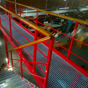 Промышленная лестница с мостом