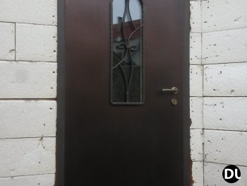 Металлические двери со стеклом и ковкой