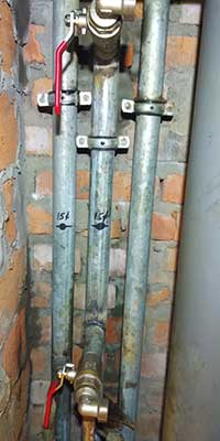 Встановлення кранів на металеві труби води