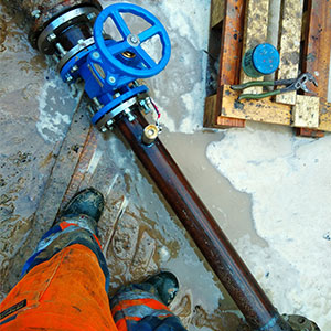 Металлические труба водопровода с синим вентилем