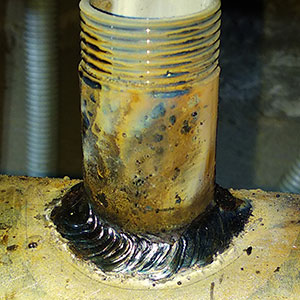 Зварювальний шов на металевій трубі з різьбленням