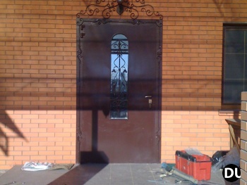 Встановлення вхідних дверей у заміському будинку
