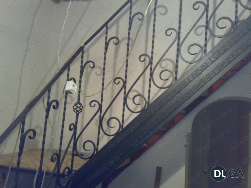 Лестница с коваными балясинами