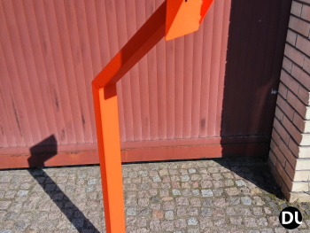 Оранжевая парковочная стойка
