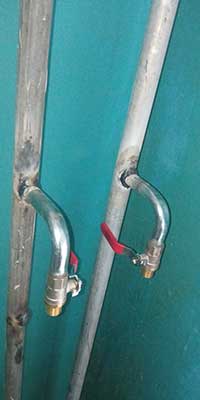 Труби водопроводу в квартирі з відводами та кранами