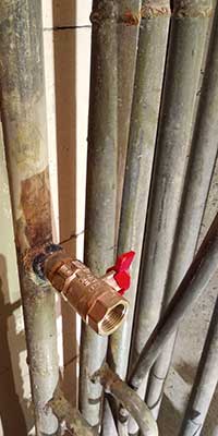 Кран із різьбленням приварений до водопровідної труби